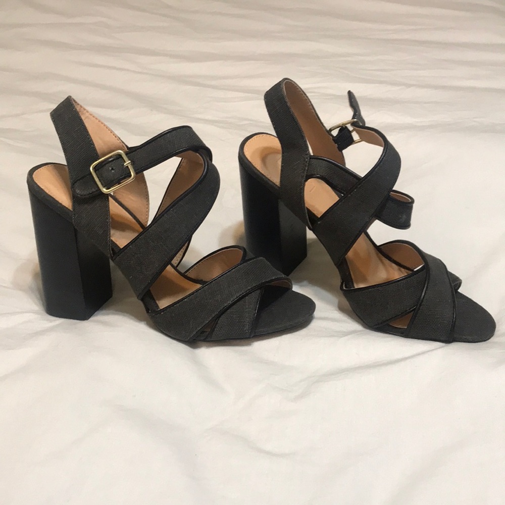 Loft 6.5 black strappy sandals